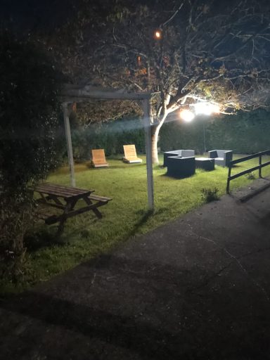 la zona privada consta de mesa de picnic, zona de relax y parrilla