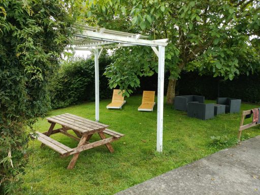 la zona privada consta de mesa de picnic, zona de relax y parrilla
