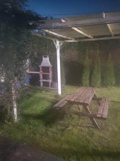 la zona privada consta de mesa de picnic, zona de relax y parrilla
